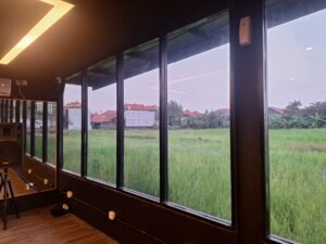 Kaca Film di Studio Bali