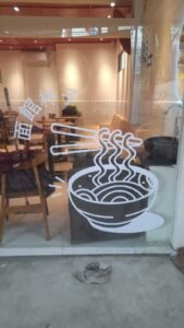 Sticker Cutting desain mie ramen pada pintu kaca restoran di Bali