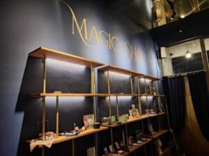 Sticker Cutting custom font pada dinding interior toko di Bali