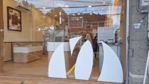 Sticker Cutting kaca motif minimalis pada etalase toko di Bali