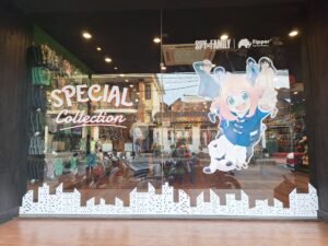 Sticker Cutting kaca kolaborasi Fipper x Spy x Family dengan karakter anime Anya pada etalase toko Fipper di Bali
