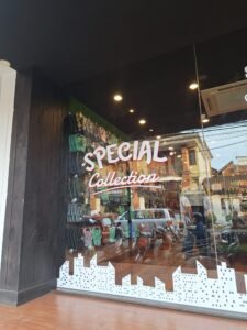 Sticker Cutting pada kaca toko Fipper di Bali bertuliskan "SPECIAL Collection"