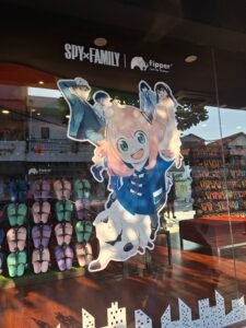 Sticker Cutting pada kaca toko Fipper x SpyxFamily di Bali bergambar anime Anya Forger