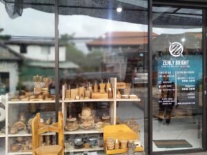 Sticker Cutting pada pintu kaca toko kerajinan kayu Zenly Bright di Kerobokan, Bali