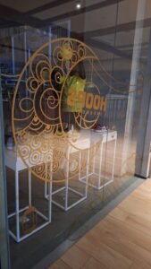 Pemasangan Sticker Cutting bertema Ramadan pada kaca toko Hoops Indonesia
