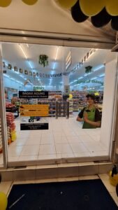 Sticker Cutting pada pintu kaca minimarket Ayu Nadi Fresh di Bali yang dilengkapi dengan informasi jam operasional, alamat Badak Agung, peringatan CCTV, dan instruksi "Dorong-Tarik" pada gagang pintu.