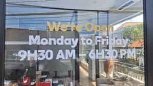 Sticker Cutting jam buka kantor di Bali