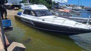 Pemasangan Sticker Cutting kustom pada speedboat di Bali