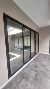 Hasil pemasangan kaca film di pintu geser kamar villa di Bali