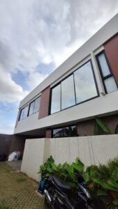 Hasil pemasangan kaca film pada gedung modern dua lantai di Bali