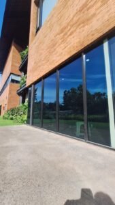 Hasil pemasangan kaca film biru reflektif pada gedung modern di Bali