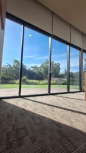 Kaca film anti panas transparan pada jendela kaca floor-to-ceiling gedung di Bali