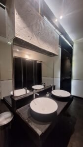 Pemasangan kaca film hitam pada dinding kamar mandi di Bali