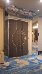 Pemasangan kaca film dekoratif bermotif mandala emas pada pintu kaca hotel bintang lima di Bali
