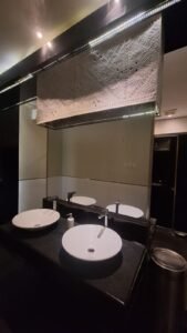 Kaca film gelap pada partisi dan dinding kamar mandi mewah di Bali