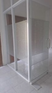 Sticker Sandblast motif kotak-kotak grid pada kaca shower screen kamar mandi di Bali