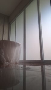 Sticker Sandblast polos full frosted pada kaca jendela geser untuk privasi ruangan di Bali