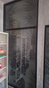 Sticker Sandblast motif daun tropis monstera dan palem pada kaca partisi pintu kantor di Bali
