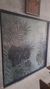 Sticker Sandblast motif daun monstera dan palem tropis full panel pada kaca jendela ruang makan di Bali