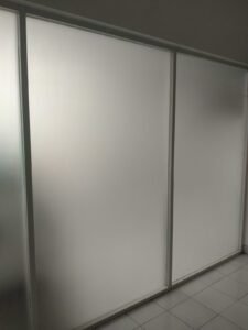 Sticker Sandblast polos full frosted pada kaca partisi geser ruangan untuk privasi kantor di Bali