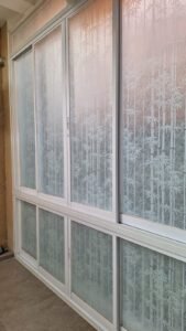 Sticker Sandblast motif bambu full panel pada kaca jendela dan pintu geser balkon apartemen di Bali