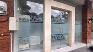 Sticker Sandblast motif bunga border horizontal pada kaca pintu dan jendela fasad gedung di Bali