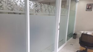 Sticker Sandblast motif bunga border atas dan bawah kombinasi frosted polos pada kaca partisi ruang kantor di Bali