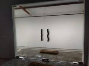 Sticker Sandblast polos full frosted kombinasi garis clear pada kaca pintu double frameless di Bali