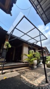 Sticker Sandblast polos frosted pada kaca atap kanopi rangka besi hitam rumah di Bali
