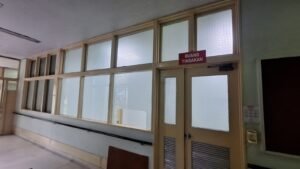 Sticker Sandblast motif kotak-kotak grid pada kaca jendela Ruang Tindakan fasilitas kesehatan di Bali