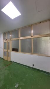 Sticker Sandblast motif kotak-kotak grid pada kaca jendela dan pintu partisi ruangan industri di Bali