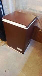 Sticker Solid warna cokelat maroon pada chest freezer di Bali