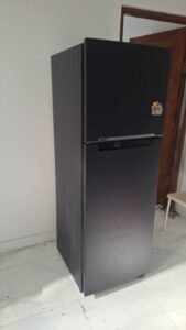 Sticker Solid warna hitam matte pada kulkas dua pintu di Bali