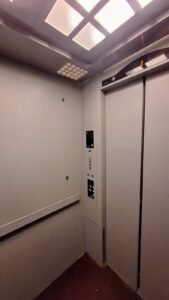 Sticker Solid warna abu-abu muda pada dinding interior lift di Bali