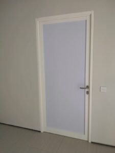Sticker Solid warna putih polos full panel pada pintu kamar bingkai putih di Bali