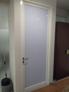 Sticker Solid warna putih polos full panel pada pintu ruangan bingkai putih di Bali