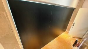 Sticker Solid warna hitam matte full panel pada dinding partisi ruangan di Bali