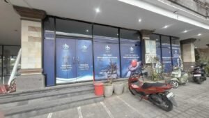 Sticker Print one way vision kaca fasad klinik Celcius Medical Care di Bali