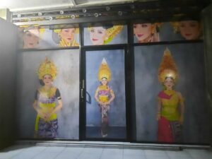Sticker Print one way vision motif penari Bali berkebaya di kaca pintu salon kecantikan Bali