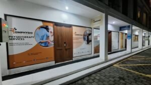 Sticker Print one way vision branding Romphysio Physiotherapy Services di kaca fasad klinik Bali