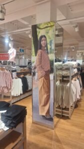 Sticker Print display foto model fashion pada tiang pilar toko pakaian di mall Bali