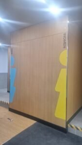 Sticker Print cutting signage toilet Men dan Women pada pintu kamar mandi di Bali