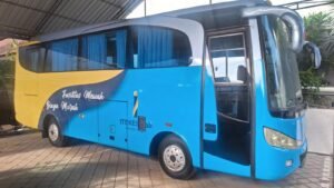 Sticker Print vehicle wrap branding ITEKES Bali pada body bus kampus di Bali