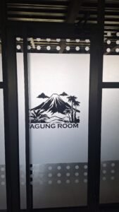 Cutting sticker logo gunung dan tulisan Agung Room pada pintu kaca sandblast ruang meeting