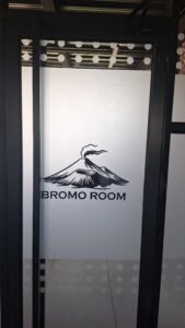 Cutting sticker logo Gunung Bromo dan tulisan Bromo Room pada pintu kaca sandblast ruang meeting