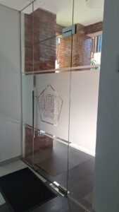 Cutting sticker sandblast dengan logo Kementerian Keuangan pada pintu kaca kantor