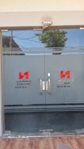 Cutting sticker logo Swiss-Belhotel International pada pintu kaca sandblast hotel