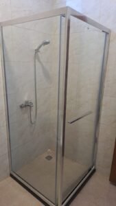Kaca film pada partisi kaca shower box kamar mandi dengan frame aluminium