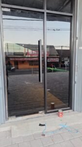 Kaca film gelap pada pintu kaca dan jendela kaca ruko baru