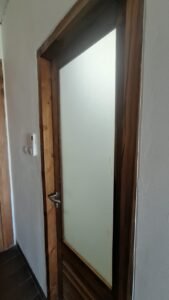 Sticker sandblast pada kaca pintu kayu kamar mandi untuk privasi